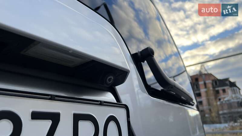 Внедорожник / Кроссовер Land Rover Discovery 2016 в Киеве