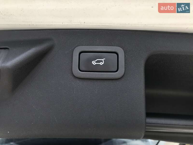 Внедорожник / Кроссовер Land Rover Discovery 2014 в Черновцах