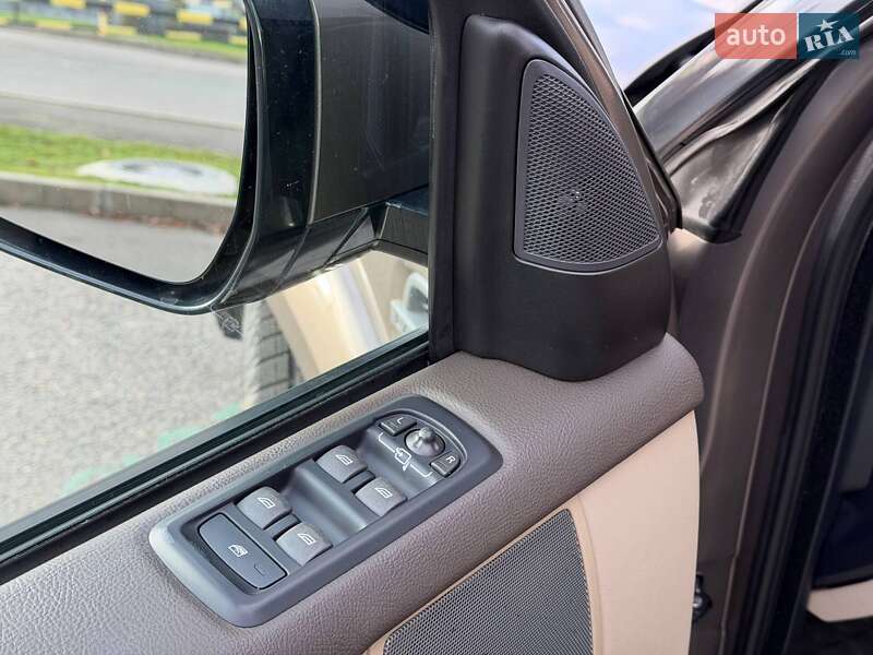 Внедорожник / Кроссовер Land Rover Discovery 2015 в Кривом Роге