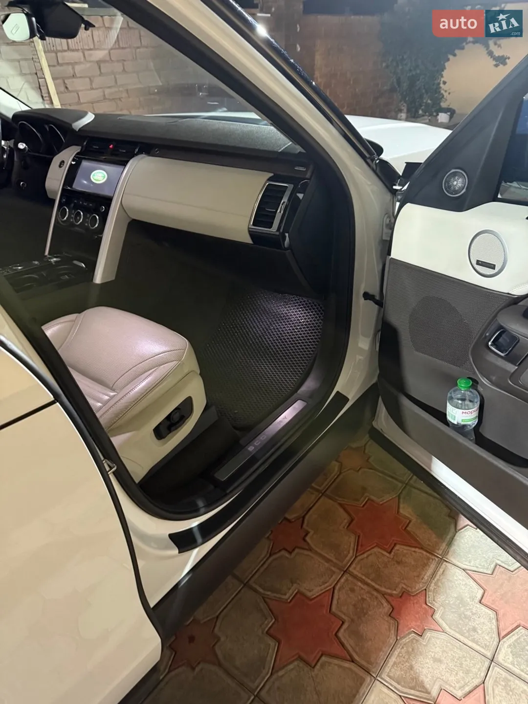2017 Land Rover Discovery - мініатюра 23