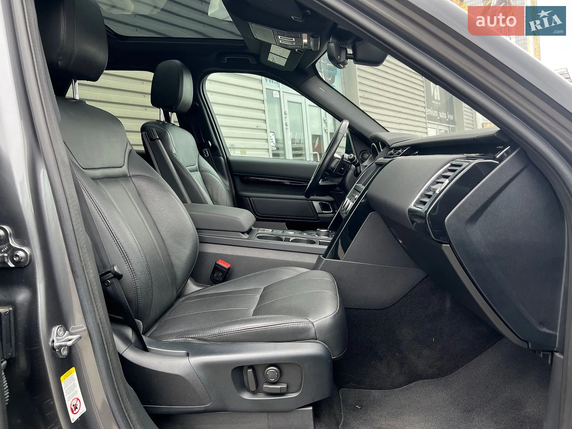 2018 Land Rover Discovery - мініатюра 28