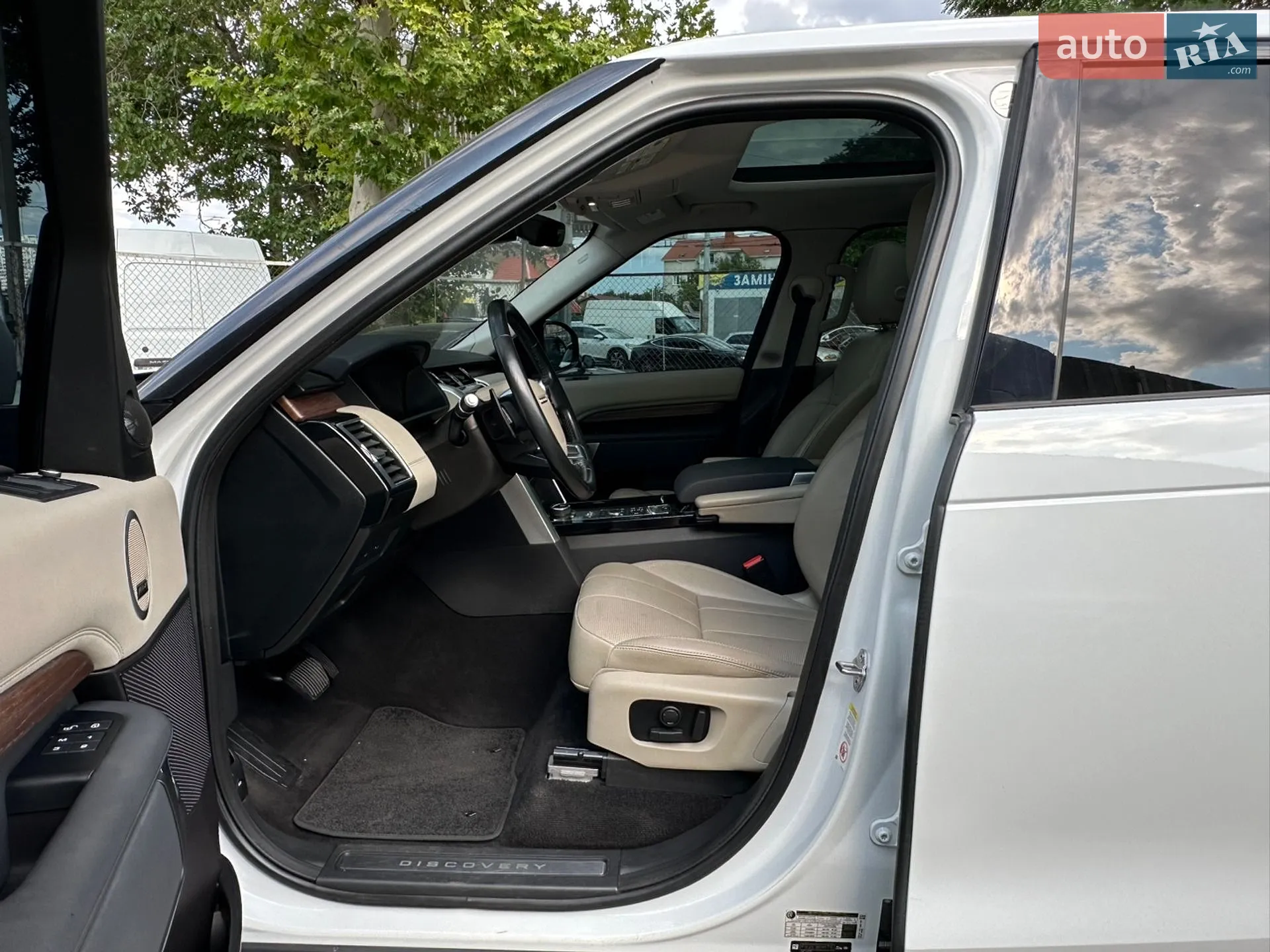2017 Land Rover Discovery - мініатюра 20