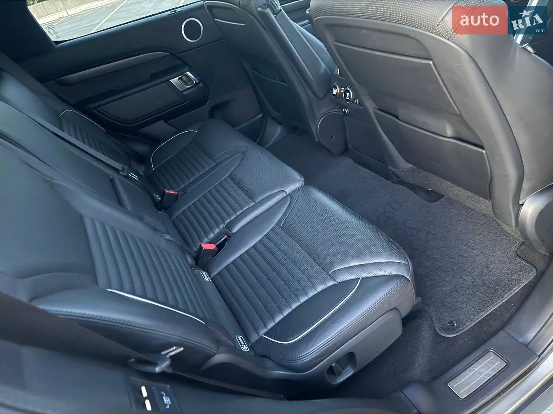 2017 Land Rover Discovery - мініатюра 38