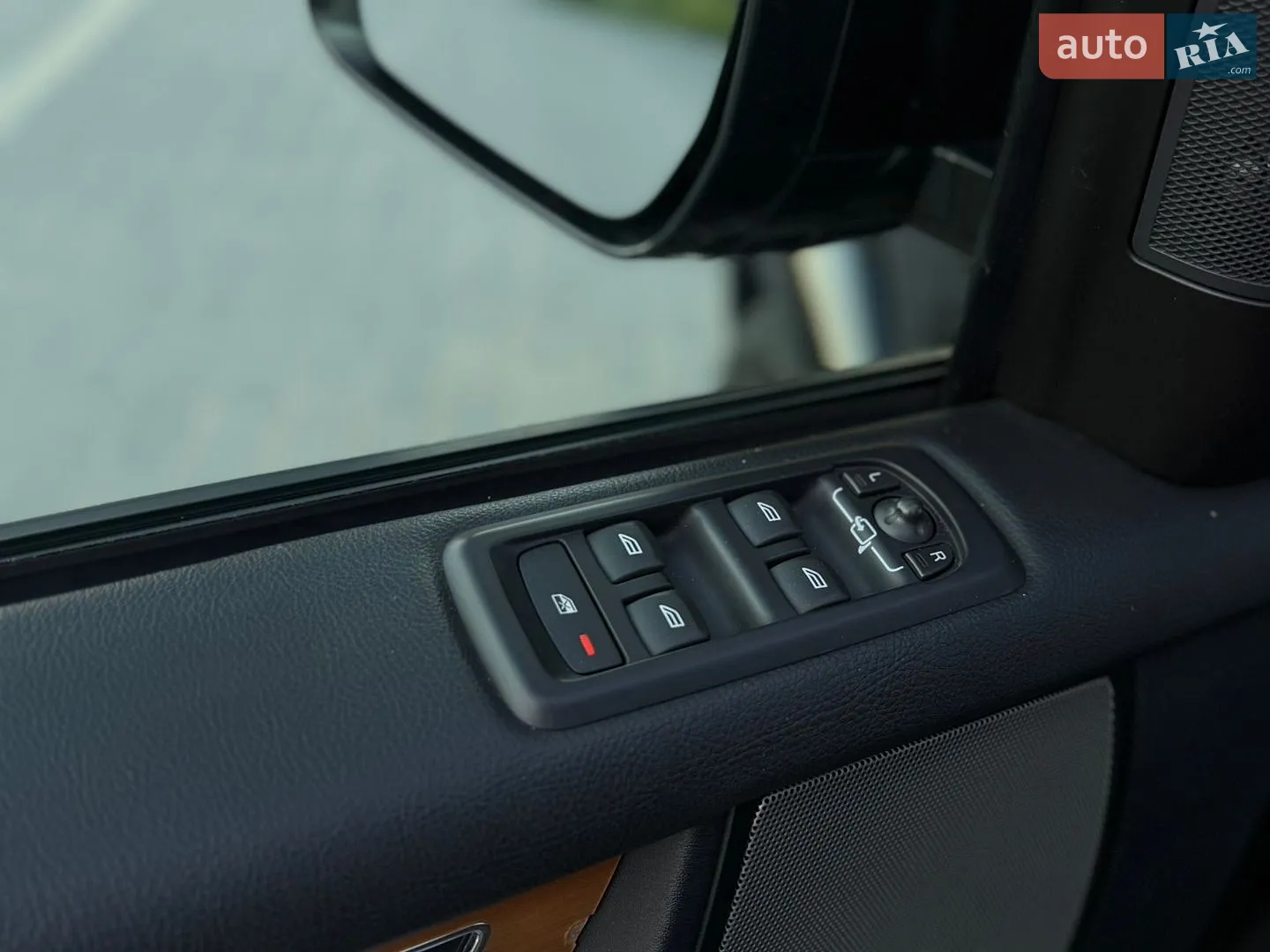 2015 Land Rover Discovery - мініатюра 28