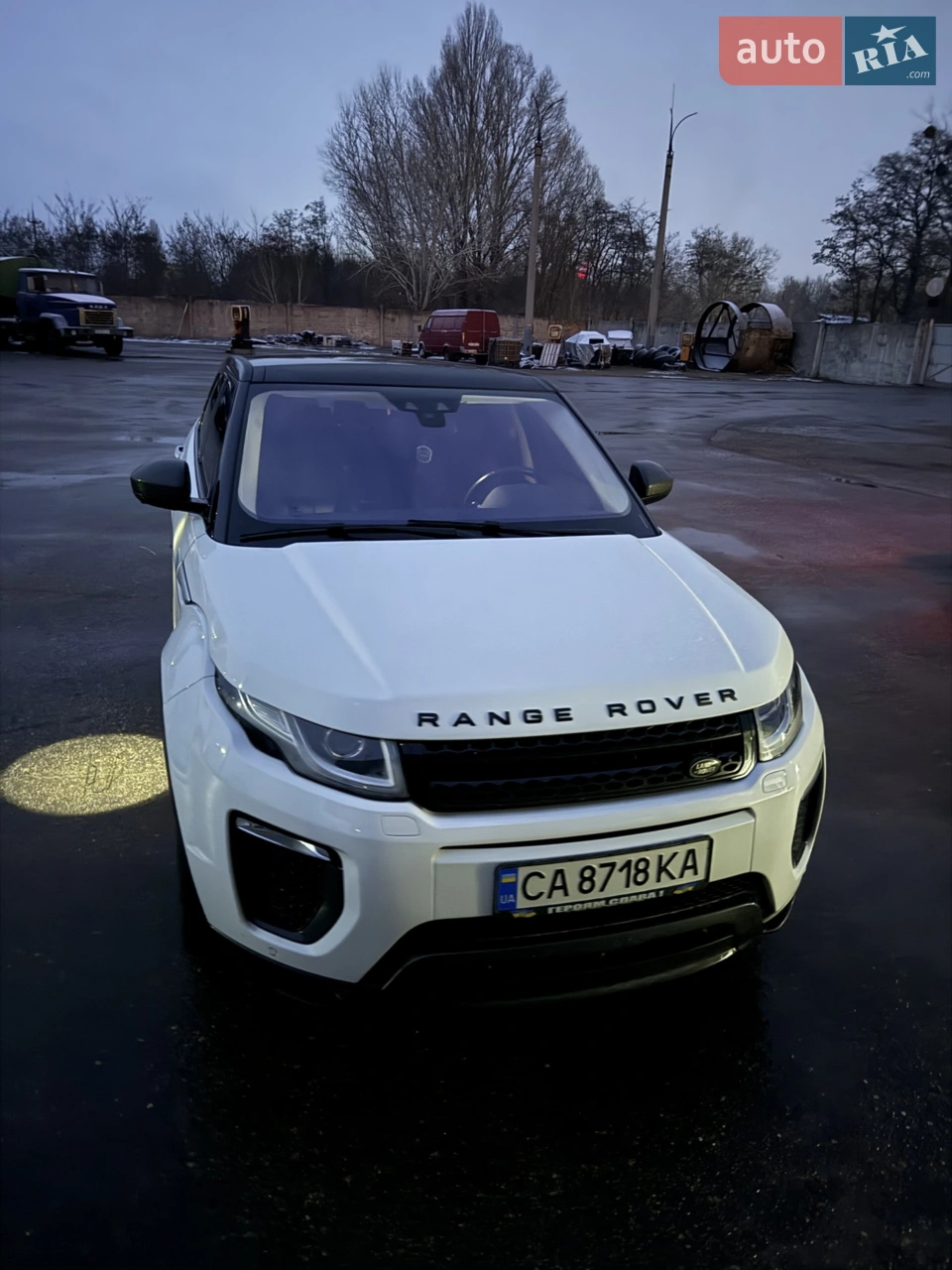 Продам RANGE ROVER EVOQUE? ,біленький "броневичок", 2017 року, перша реєстрація 2018 року, завезений в Україну з Кореї 2023 року, повний привід, дизельний 2- літровий, стриманий класичний дизайн, камери задні та передні, є помічник в паркуванні ( камера зверху), інтелектуальні технології, відмикання та включення двигуна без ключа, мультимедійна система, клімат контроль, підігрів та вентиляція задніх та передніх сидінь.
Пробіг 96000 км, Авто в гарному стані і вкладень не потребує, вчасно робились всі ТО.  Покази в любий зручний для вас час.
Ціна 25000уо