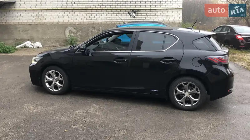 Хетчбек Lexus CT 2011 в 