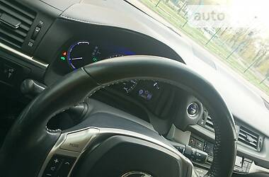 Хетчбек Lexus CT 2012 в 