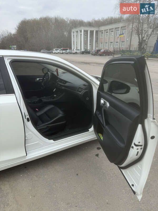 Хэтчбек Lexus CT 2011 в Волочиске