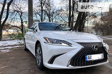 Седан Lexus ES 2018 в Киеве