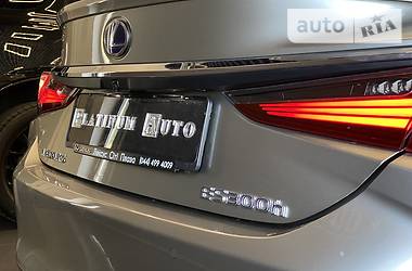 Седан Lexus ES 2018 в 