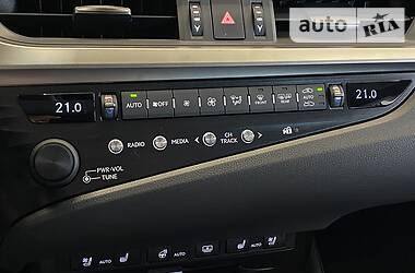 Седан Lexus ES 2018 в 