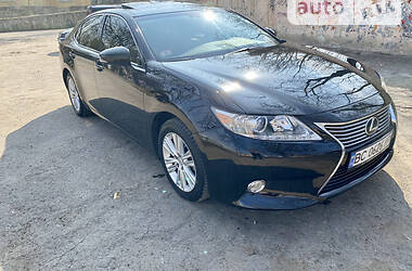 Седан Lexus ES 2014 в Львові