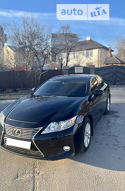 Седан Lexus ES 2014 в Львове