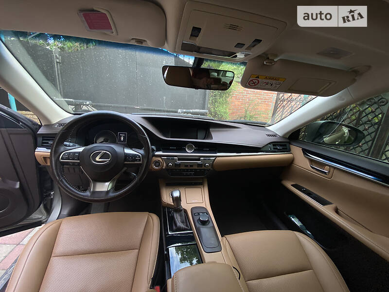 Седан Lexus ES 2017 в Мукачево
