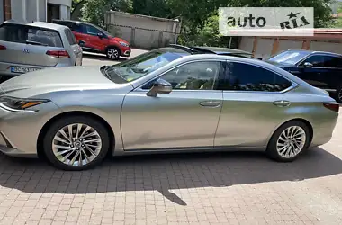 Lexus ES 2019