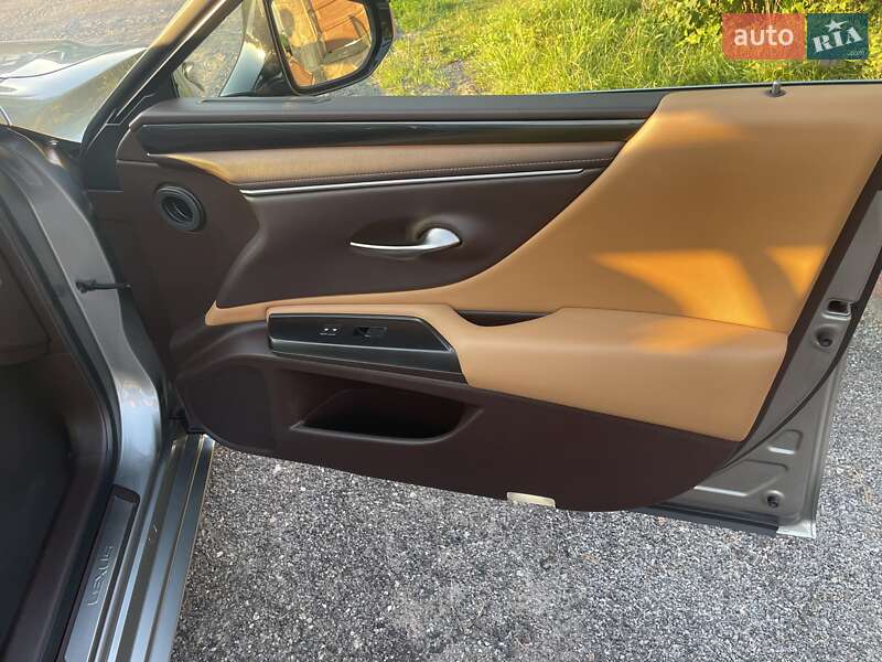 Седан Lexus ES 2019 в Тернополе