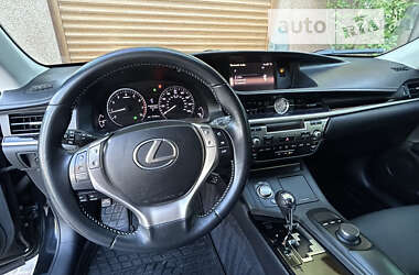 Седан Lexus ES 2015 в Рівному