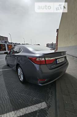 Седан Lexus ES 2014 в Львові