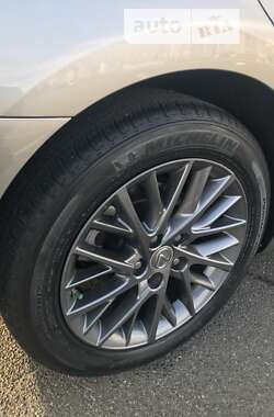 Седан Lexus ES 2018 в Киеве