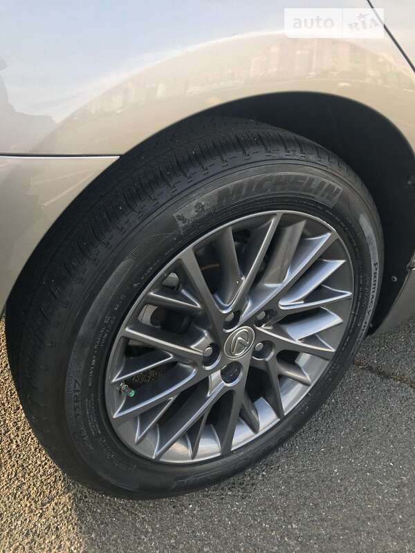 Седан Lexus ES 2018 в Киеве