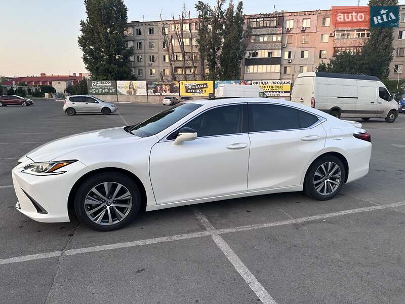 Седан Lexus ES 2020 в Павлограді