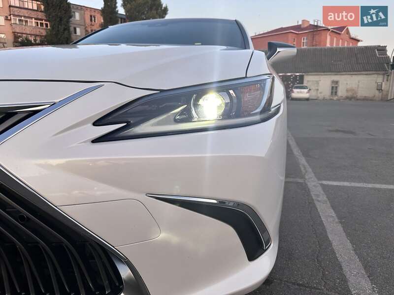 Седан Lexus ES 2020 в Павлограді