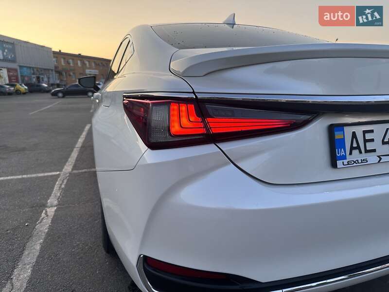 Седан Lexus ES 2020 в Павлограді