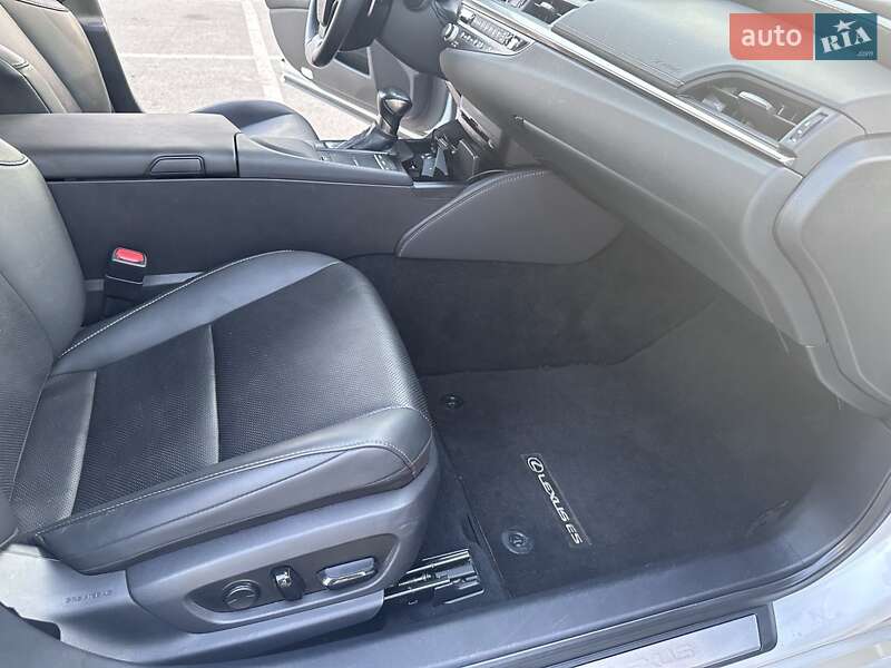 Седан Lexus ES 2020 в Павлограді