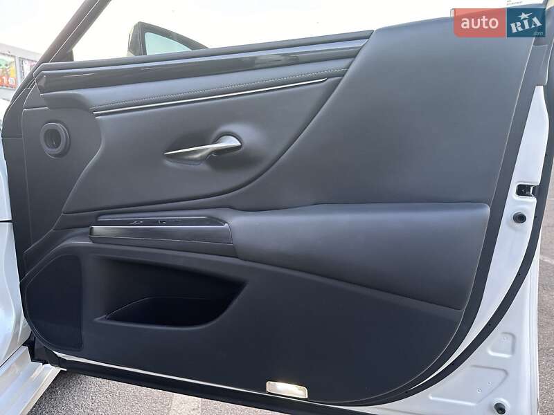 Седан Lexus ES 2020 в Павлограді