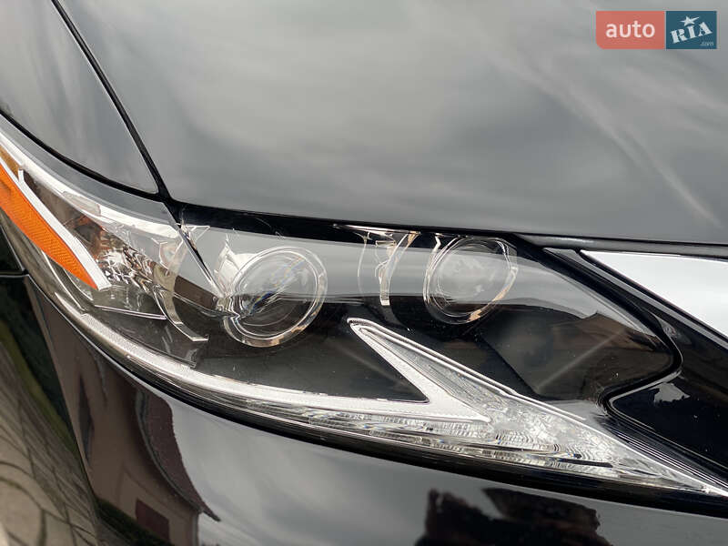 Седан Lexus ES 2015 в Рівному