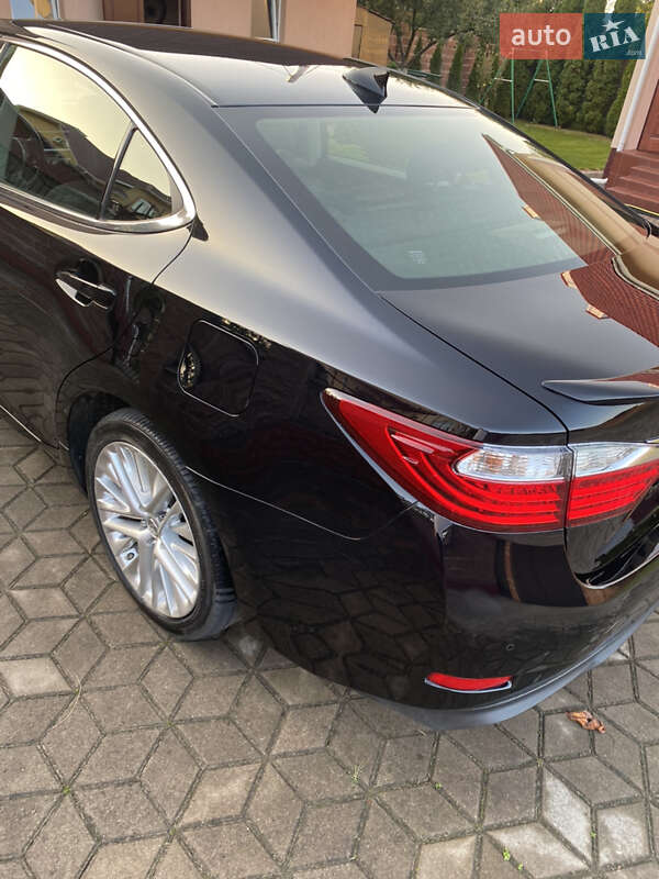 Седан Lexus ES 2015 в Рівному