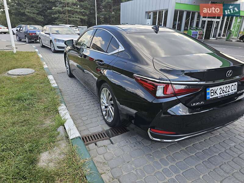 Седан Lexus ES 2018 в Ровно