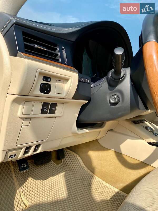 Седан Lexus ES 2013 в Черкассах