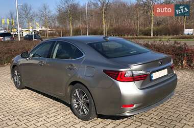 Седан Lexus ES 2018 в Ужгороде