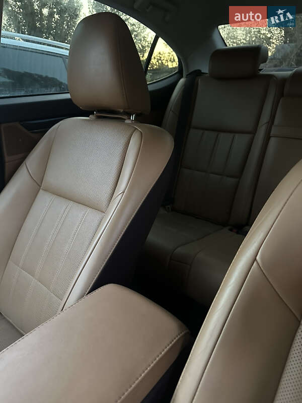 Седан Lexus ES 2016 в Киеве