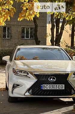 Седан Lexus ES 2015 в Львове