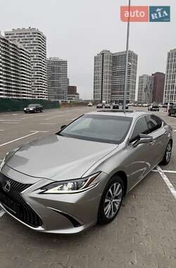 Lexus ES 2019