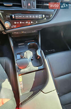 Седан Lexus ES 2023 в Львове