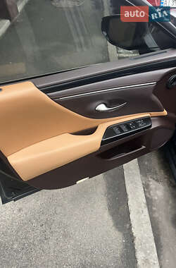 Седан Lexus ES 2019 в 