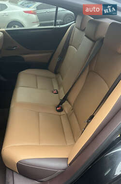 Седан Lexus ES 2019 в 