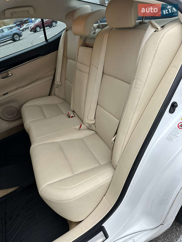 Седан Lexus ES 2014 в Киеве