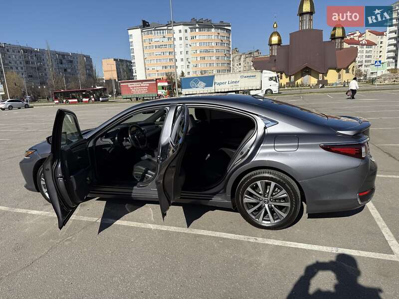 Седан Lexus ES 2019 в Ивано-Франковске