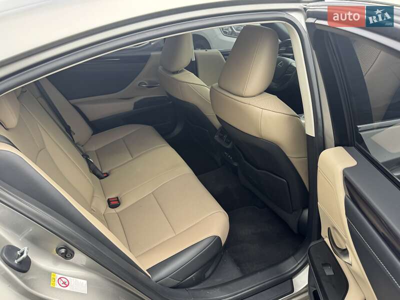 Седан Lexus ES 2019 в Киеве