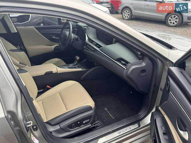 Седан Lexus ES 2019 в Киеве