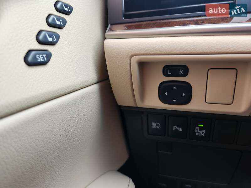 Седан Lexus ES 2016 в Одесі