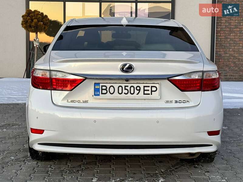 Седан Lexus ES 2015 в Тернополі