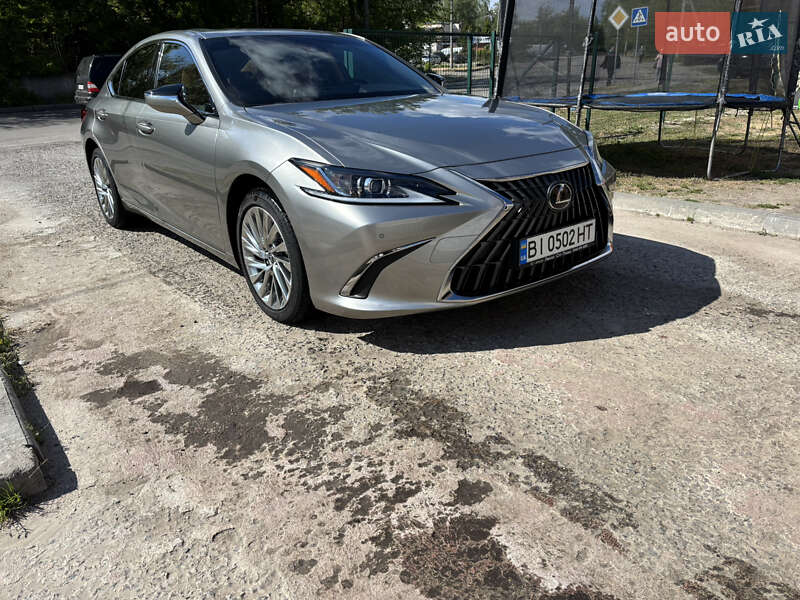 Седан Lexus ES 2022 в Кременчуці