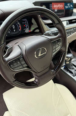 Седан Lexus ES 2018 в 