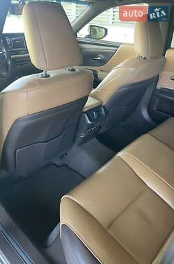Седан Lexus ES 2019 в 