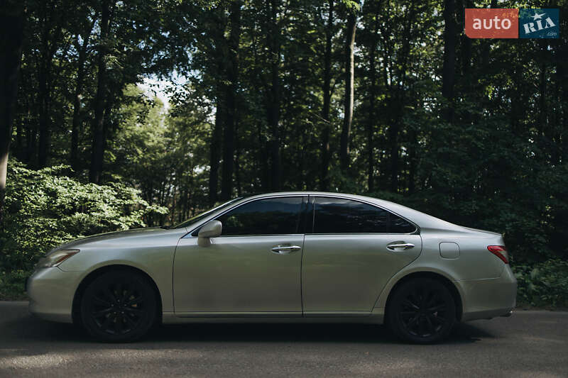 Седан Lexus ES 2008 в Жовкві